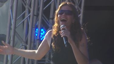 cantante pilarense brillo en el cosquin rock