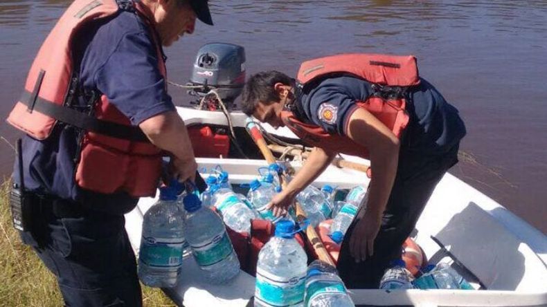 Esta tarde, los bomberos llevaron agua a los damnificados..