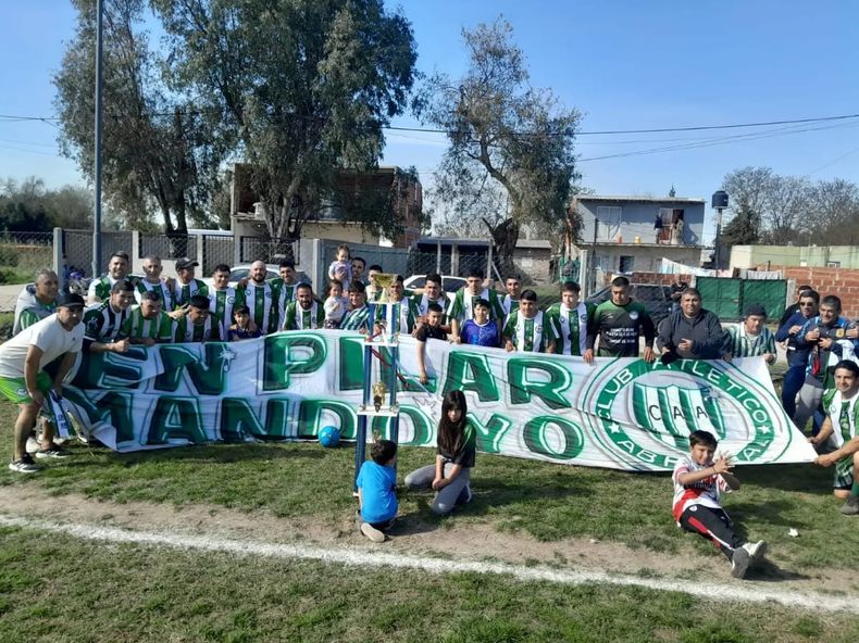CAMPEÓN. Todo Abrojal festeja su séptima corona en Seniors.