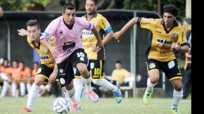 (Heva). Leonardo Ruiz se escapa de sus rivales. Cachete anotó el empate sobre el final del primer tiempo..