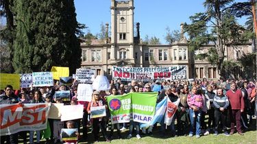 ABRAZO. Unas 300 personas se movilizaron el sábado en defensa del Instituto Pellegrini..