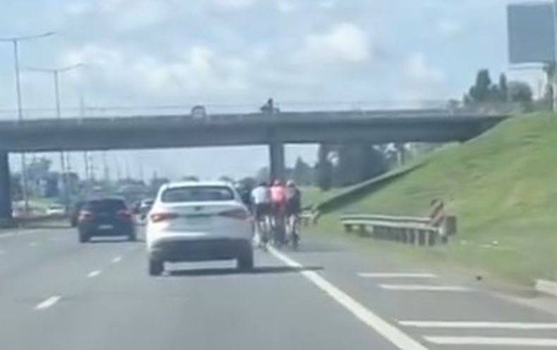 Los ciclistas circulaban por la Panamericana. El video fue tomado a la altura de la calle Guido.