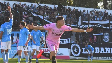 AVIONCITO. Franco Camargo sale festejando su gol, el 2-1 para Real Pilar.