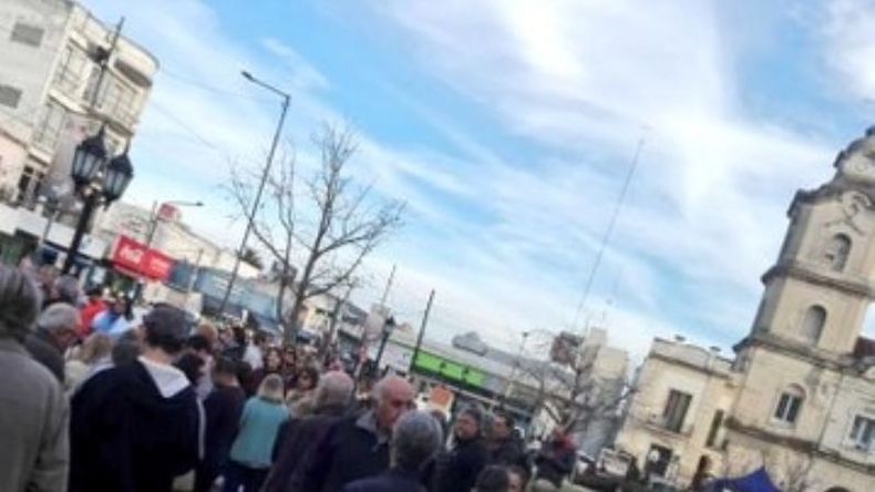 PILAR CON MACRI. Grupo de manifestantes ayer a la tarde en la plaza..
