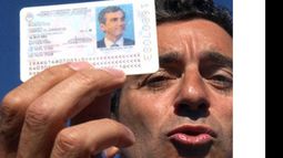 Randazzo muestra sus nuevos DNI. Quiere agilizar el trámite. $35 es el costo del nuevo DNI. 1° de enero de 2015 las libretas Cívica y de Enrolamiento y el DNI Verde dejarán de tener validez. 37 millones de personas ya cuentan con el DNI nuevo..
