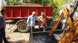 SEÑALANDO. Ducoté recorrió el inicio de los trabajos. .