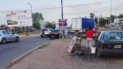 No conozco a esta chica pero la admiro y si pueden pasar y comprarle una tortilla o café estaría bueno. Ella está todas las mañanas con su nena preparada para el jardín en el auto. Sólo ellas saben cuánto esfuerzo hacen. En el cruce Derqui. Guada.