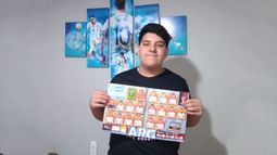 ORGULLO. Valentín con el álbum en las páginas de Argentina y de fondo su ídolo Messi..