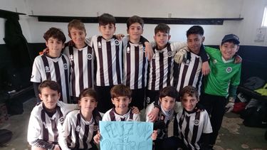 ¡FELIZ DÍA DEL PADRE! Los chicos de la 2011 de Real Pilar le dedicaron a sus papás el triunfo ante All Boys.