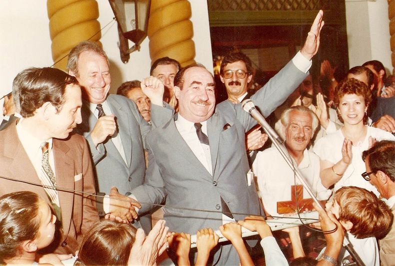 Luis Lagomarsino saluda al pueblo en la entrada del Palacio Municipal.
