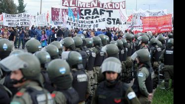La Gendarmería reprimió y detuvo a un sindicalista. Luego, dejó seguir el corte..