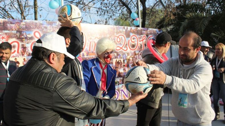 SORTEO. Las pelotas fueron la atracción del domingo en la plaza de Villa Morra II..