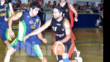 (Fredy Caballero). El Chavo Díaz lucha para ganarle a la defensa de Alejandro Abaz..