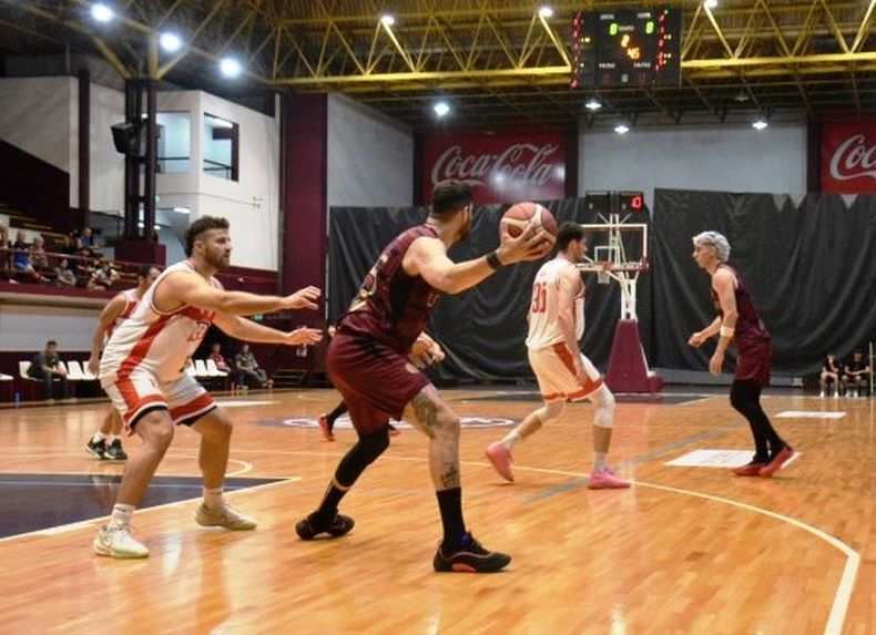 Franco Petruzzi en defensa en la visita a Lanús para culminar la fase regular.