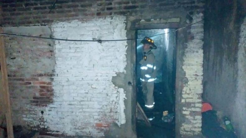 El fuego devoró el interior de la precaria vivienda donde descansaba la víctima. Foto @juancaimpacto.