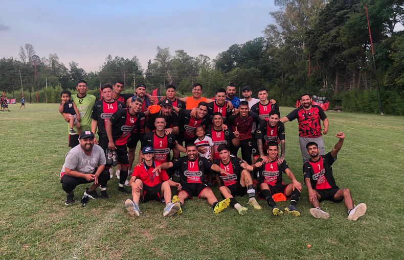 FELICIDAD. Los jugadores de Villa Rosa celebraron el título en casa.