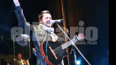 IMPECABLE. El show de Jorge Rojas. Ratificó el idilio con el público local..