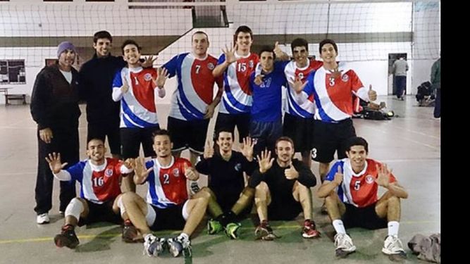 AUTOFOTO. Todo el plantel de Muni marcando los 6 triunfos que lo dejan líder de Segunda..
