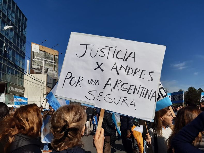 Más de 200 personas se manifiestan en las puertas del Juzgado de Menores reclamando justicia por Andrés Blaquier.&nbsp;