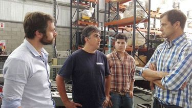 RECORRIDA. Achával junto a Bucca, en la cooperativa de Villa Rosa..