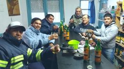 Ni el boxer se quiso perder la foto en el bar El Laucha..