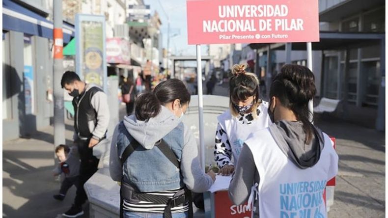 EN LA CALLE. Militantes juntan firmas con puestos en la peatonal y la plaza..