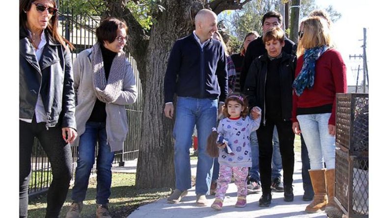 CAMINO. Ducoté recorrió las nuevas veredas con vecinos..