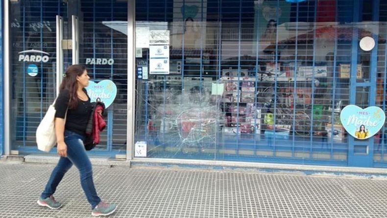 VIDRIERA ROTA. Local de Pardo, en plena peatonal de la calle Rivadavia..