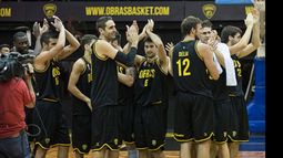 GRACIAS TOTALES. Obras y Tabarez (1º der.) celebran la clasificación..