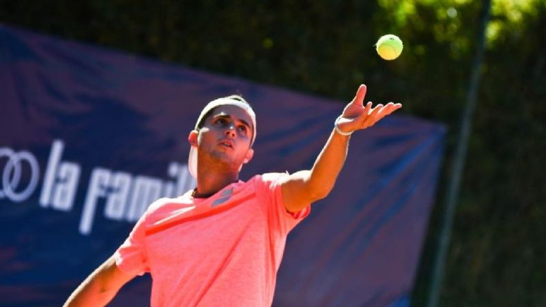 SERVICIO. Santy apunta alto en Rosario. (foto: Federación Santafesina de Tenis)..