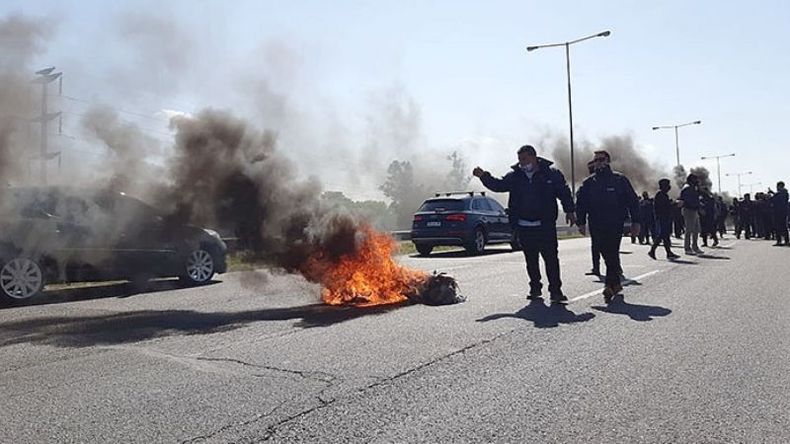 FUEGO. Los choferes bloquearon dos carriles de la autopista durante cinco horas. .