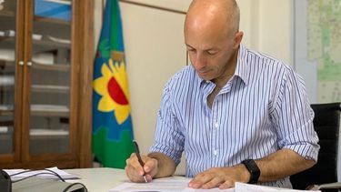 REDES. La foto que publicó ayer Ducoté: “Ultimando detalles del discurso para el inicio de sesiones del Honorable Concejo Deliberante de #Pilar”, posteó..