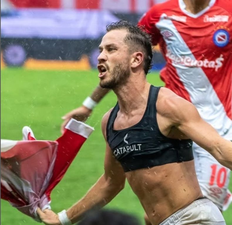 Tomás Molina lo grita con todo a su gol para llegar a la cima de la Zona A.