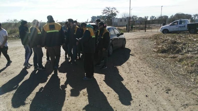 Los trabajadores despedidos insisten por su reincorporación..