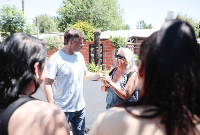 ENTRE VECINAS Achval dialoga con vecinas del barrio Toro nbsp