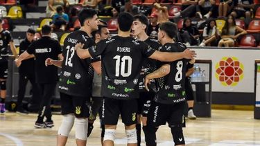 Juani Lovisolo (12) celebra con Normal 3 el pasaje a semis. Juani Lovisolo (12) celebra con Normal 3 el pasaje a semis.