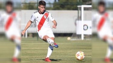 ESPERA. Camargo y la pelota; entrenará con la primera del Millonario.ESPERA. Camargo y la pelota; entrenará con la primera del Millonario..