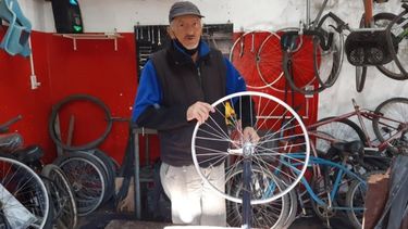 LA RUEDA GIRA. Amadeo Montauti en la bicicletería de toda la vida..