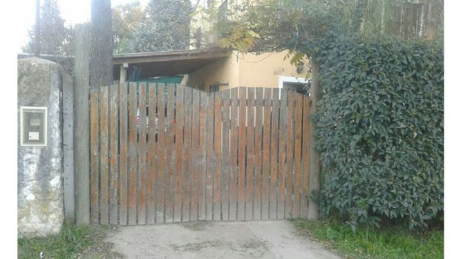EL LUGAR. La beba fue abandonada junto a este portón, debajo de la ligustrina..