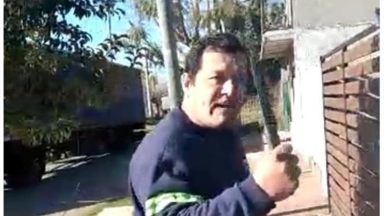 El camionero amenazó a los vecinos con un cuchillo. .