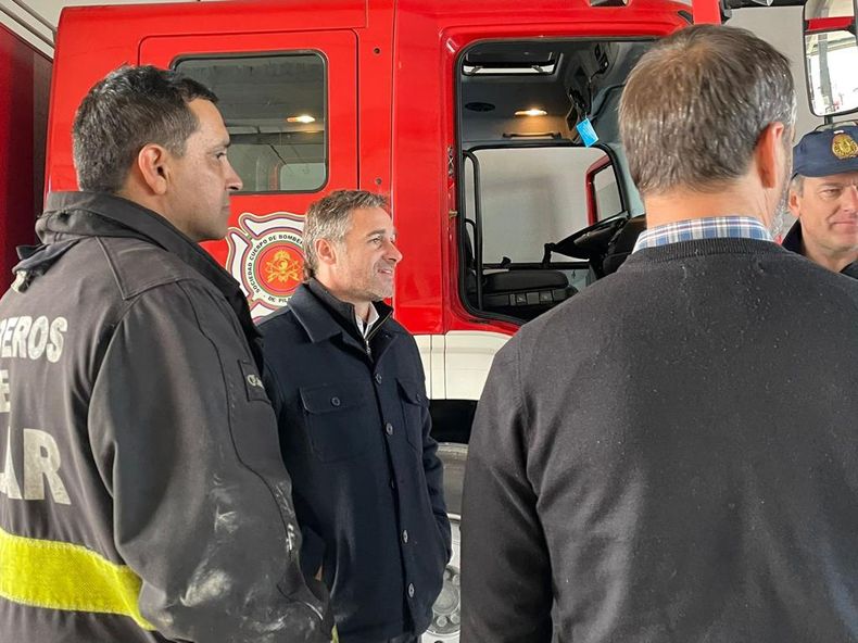 El intendente Federico Achával le agradeció a los bomberos que apagaron el incendio que ayer afectó a dos locales céntricos.&nbsp;