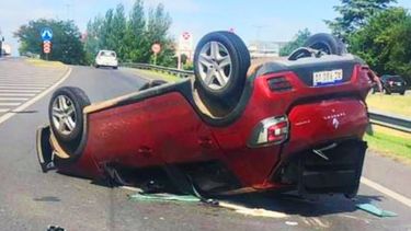 VOLCADO. Así quedó el Sandero. El acompañante fue derivado al Hospital Central de Pilar. &nbsp;