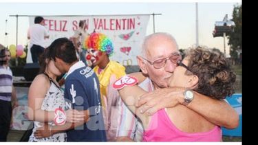 Casi en primer plano, Delio (78) y Martina (74), ganadores del concurso del beso más largo..