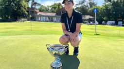 NUEVA REINA. Malena Castro posa con la copa de campeona en la cancha del GC Argentino, en Del Viso.