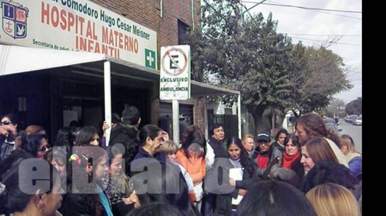 Trabajadores del Meisner y dirigentes de ATE, durante la asamblea de ayer..