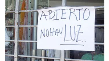 CARTEL. Los cortes afectaron a varios comercios del centro de Pilar..