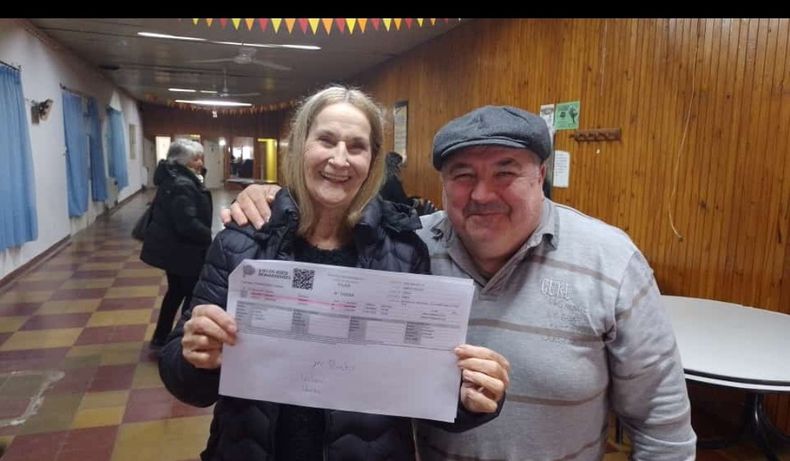 CAMPEONES. La pareja Hayde Huisi y César Vilani ganó la etapa Local de Escoba de 15.