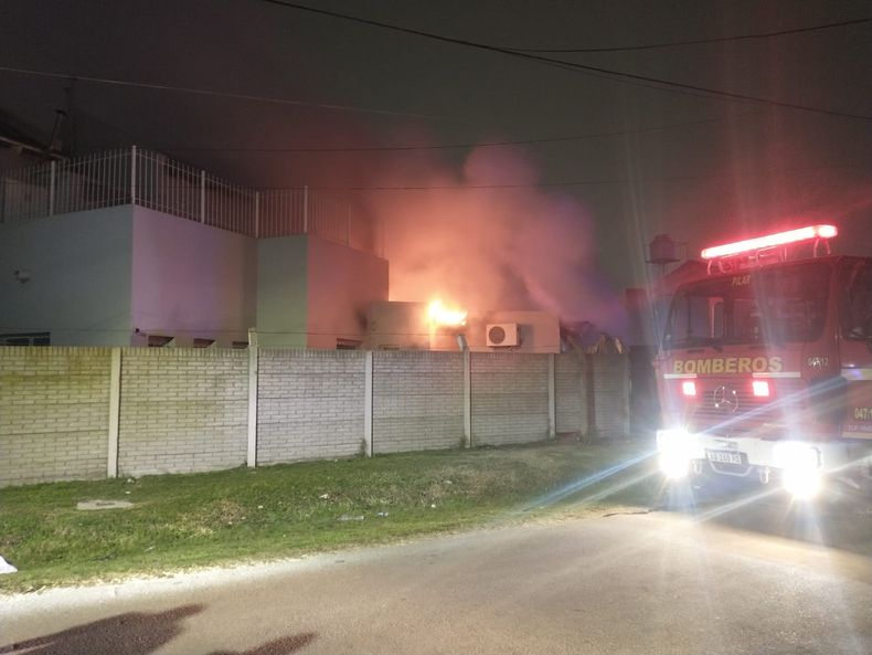 Bomberos Voluntarios de Pilar apagaron el fuego en el Hogar del Milagro.