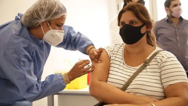 Quienes hayan recibido la primera dosis de la vacuna de AstraZeneca comenzarán a completar su esquema a fines de mayo. .