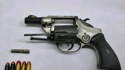 REVOLVER CALIBRE 38. El arma descartada por los sujetos en los pastizales. REVOLVER CALIBRE 38. El arma descartada por los sujetos en los pastizales.